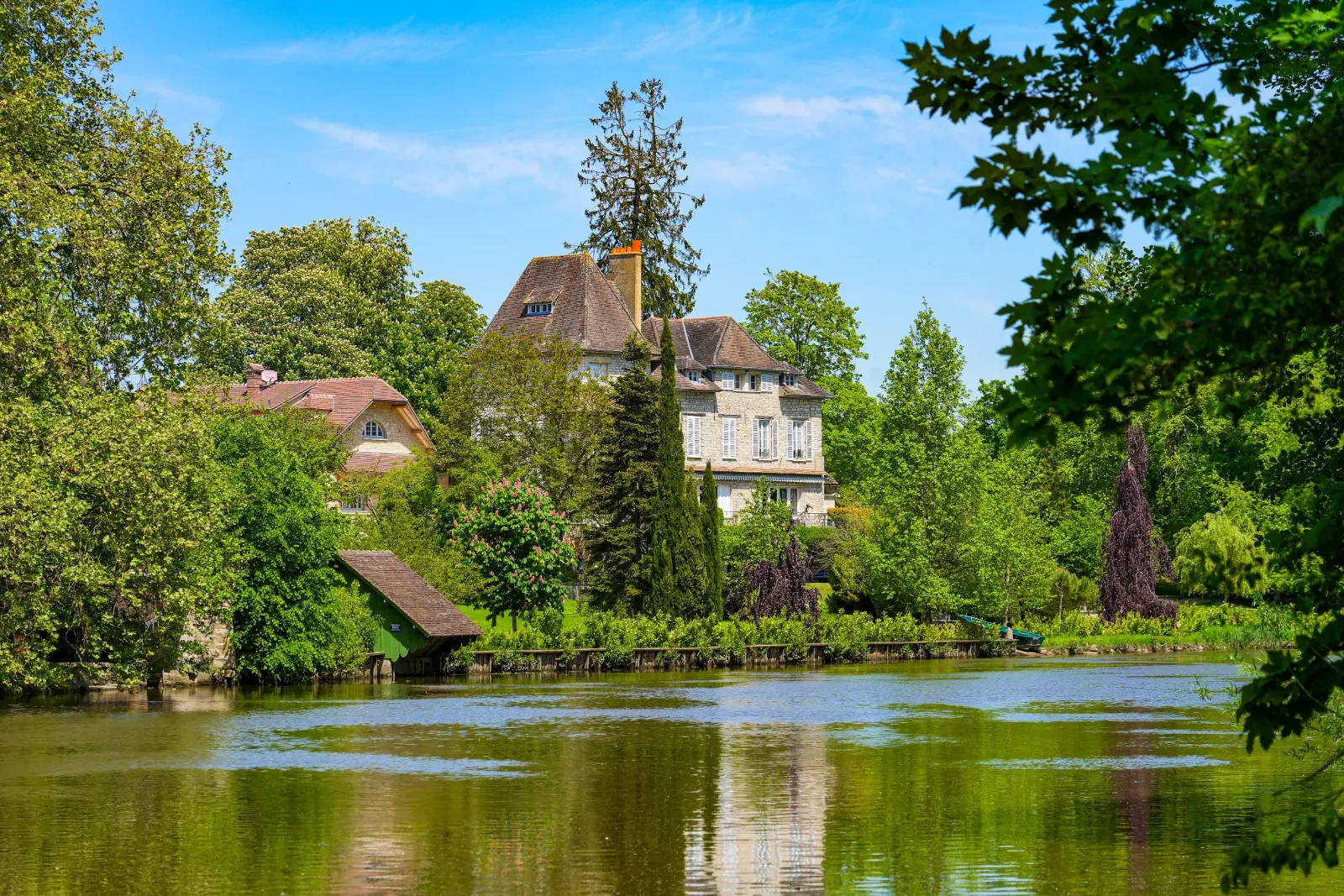 Entre nature et patrimoine, découvrez pourquoi Fontainebleau, Barbizon, Moret-sur-Loing et Milly-la-Forêt séduisent les amateurs d’immobilier de prestige.
